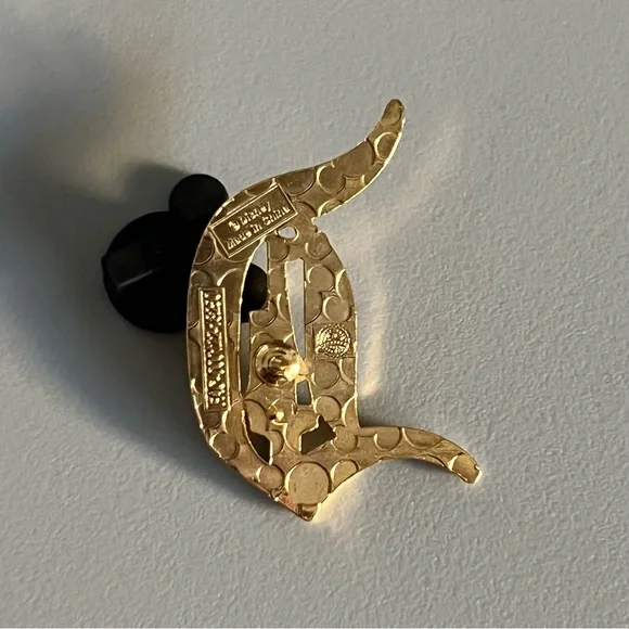 Disneyland ''D'' with Sleeping Beauty Castle Pin - Picture 3 of 3